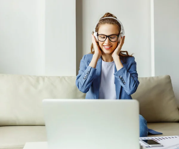 Joven Mujer Alegre Traje Casual Gafas Teniendo Conversación Video Con —  Fotos de Stock