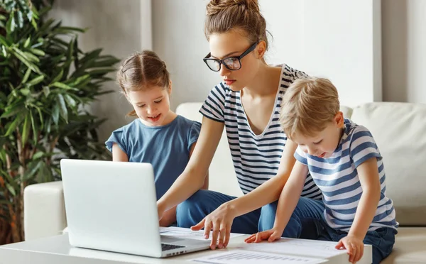 Jeune Femme Sérieuse Vêtements Décontractés Assis Sur Canapé Document Lecture — Photo