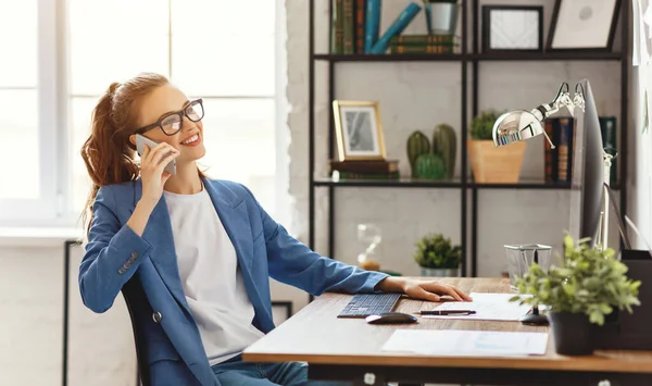 Positivo Bem Sucedido Jovem Empresária Óculos Desgaste Formal Falando Telefone — Fotografia de Stock