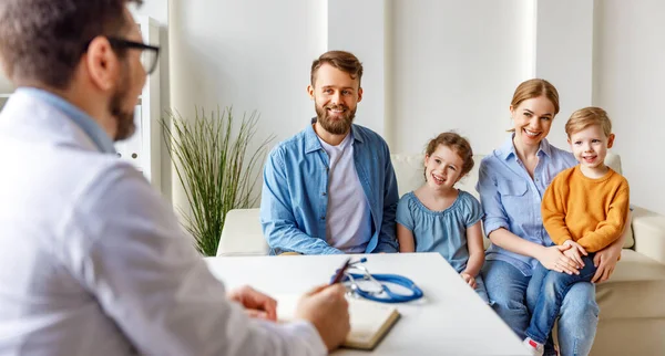 Gelukkige Ouders Kinderen Zitten Bank Communiceren Met Arts Tijdens Een — Stockfoto