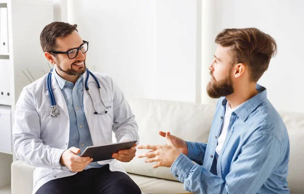 Joven Barbudo Gesticulando Hablando Con Amable Médico Masculino Mientras Está — Foto de Stock