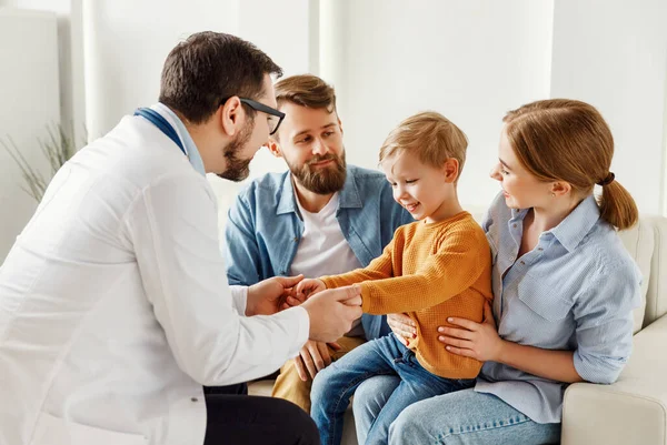 Positiv Manlig Barnläkare Talar Med Glad Pojke Och Föräldrar Check — Stockfoto