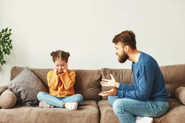 Hombre Joven Barbudo Regañando Hija Sentada Sofá Haciendo Gesto Mientras — Foto de Stock