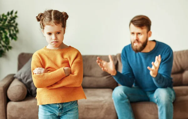 Pai Irritado Transmitindo Desprazer Para Filha Enquanto Menina Chateada Com — Fotografia de Stock