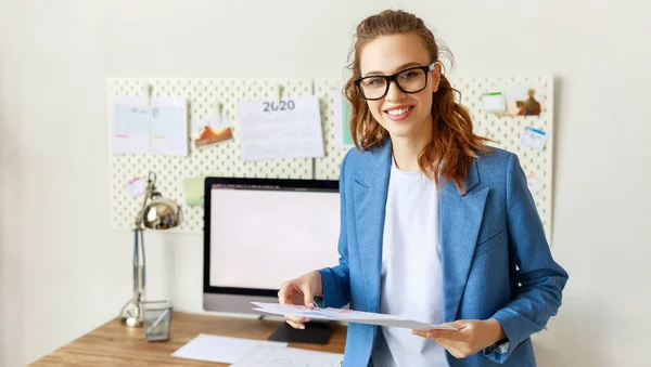 Positieve Jonge Vrouwelijke Freelancer Formele Kleding Bril Met Documenten Handen — Stockfoto