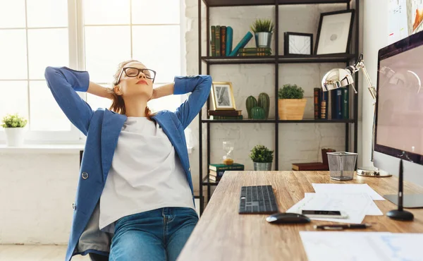 Freelance Mulher Jovem Empresária Óculos Desgaste Formal Sentado Mesa Com — Fotografia de Stock