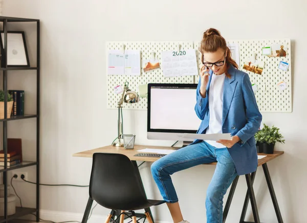 Side View Positive Young Female Entrepreneur Having Phone Conversation Client — Stock Photo, Image