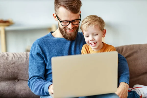 Glada Skäggig Man Glasögon Kramar Skrattande Pojke Och Bläddrar Laptop — Stockfoto