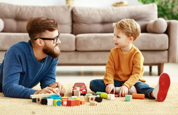 Side Syn Söt Liten Pojke Och Glad Ung Man Tillbringar — Stockfoto