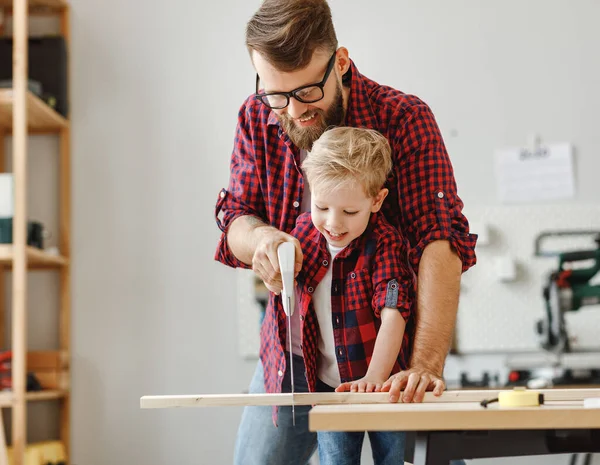 Opgewonden Kleine Jongen Jonge Vader Soortgelijke Overhemden Zagen Een Plank — Stockfoto