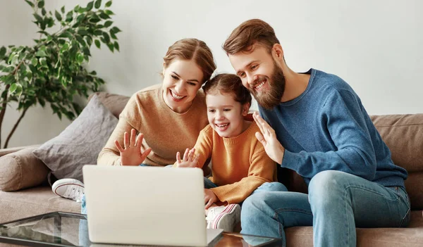 Positieve Vriendelijke Jonge Ouders Met Glimlachende Kleine Dochter Die Samen — Stockfoto