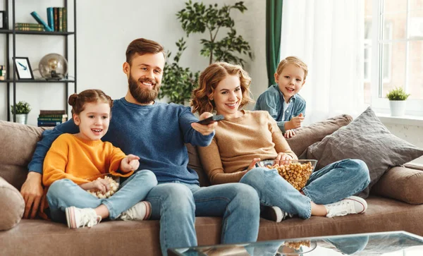 Positieve Glimlachende Ouders Zitten Een Comfortabele Bank Met Kleine Zoon — Stockfoto