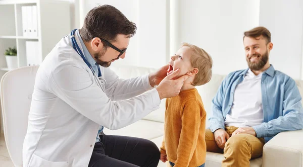Side View Male Doctor Inspecting Throat Little Boy Father Check — ストック写真