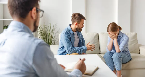 Man Trying Speak Crying Woman While Sitting Sofa Therapist Office — Stock Photo, Image