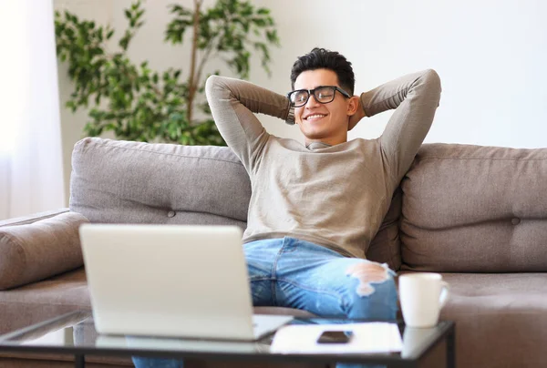 Glad Etnisk Kille Casual Kläder Kylning Med Händerna Bakom Huvudet — Stockfoto