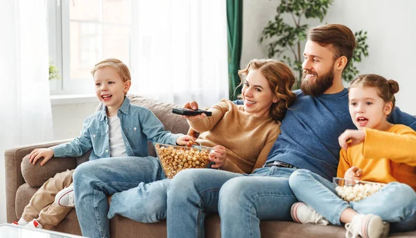 Positivos Padres Sonrientes Sentados Cómodo Sofá Con Hijo Hija Mientras —  Fotos de Stock