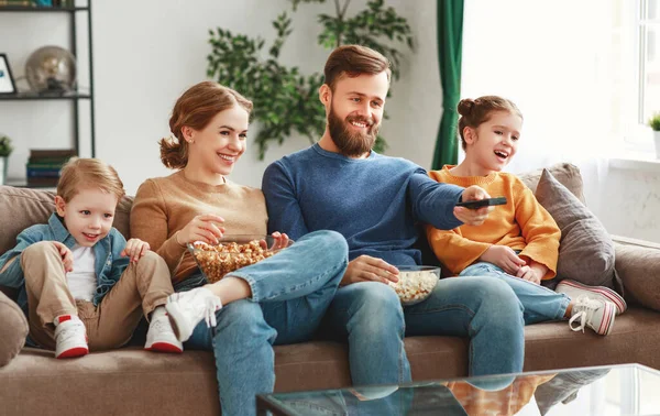 Gelukkig Jonge Ouders Met Schattige Kinderen Zitten Bank Woonkamer Thuis — Stockfoto