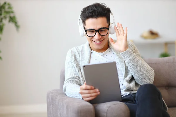 Allegro Giovane Uomo Etnico Cuffia Sorridente Saluto Amico Mentre Seduto — Foto Stock