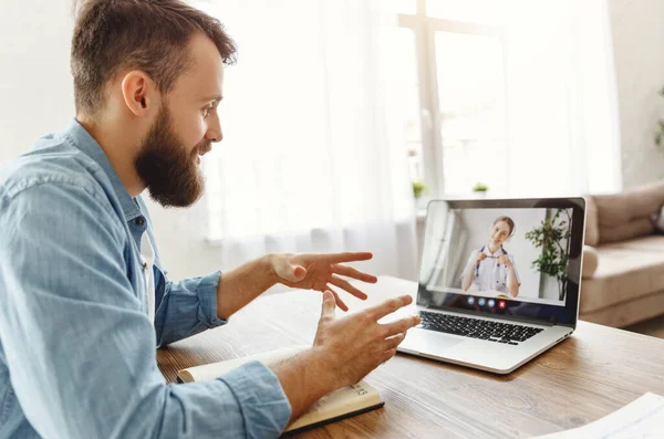 Jeune Homme Mène Une Consultation Chat Vidéo Par Vidéoconférence Avec — Photo