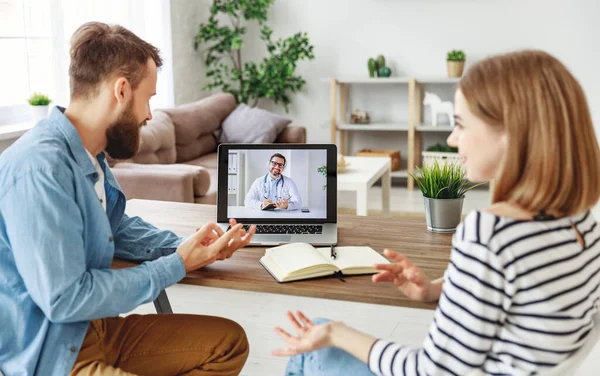 Young Man Woman Gesticulating Speaking Male Doctor Psychologist While Making — Stock Photo, Image