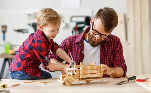 Feliz Niño Ayudando Padre Mientras Que Crea Coche Madera Del — Foto de Stock