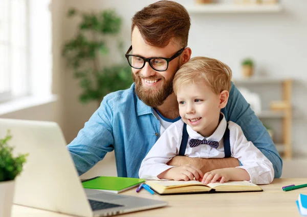 Young Bearded Man Eyeglasses Pointing Laptop While Explaining Lesson Little — Stock Photo, Image