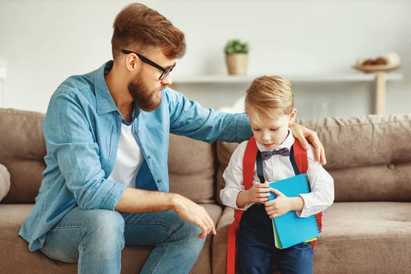 Amare Padre Abbracciare Dare Supporto Sconvolto Piccolo Figlio Ansioso Con — Foto Stock