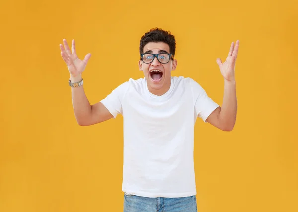 Tipo Étnico Sorprendido Camisa Blanca Gafas Gesticulando Gritando Emoción Contra —  Fotos de Stock