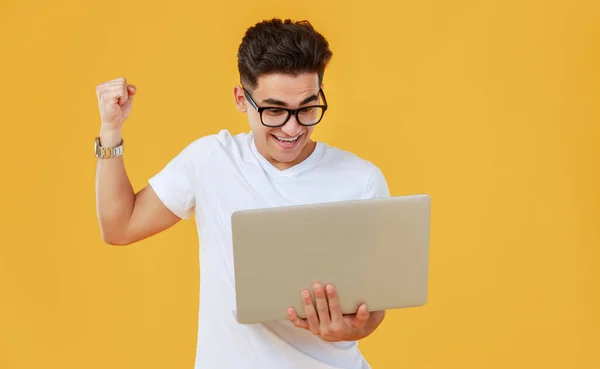 Joven Hombre Étnico Gafas Camiseta Blanca Sonriendo Apretando Puño Mientras —  Fotos de Stock