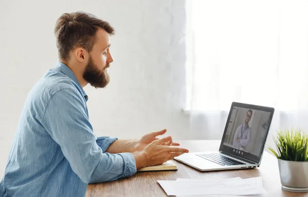 Mladý Muž Vede Videokonferenční Video Chat Konzultace Lékařem Line Sedí — Stock fotografie