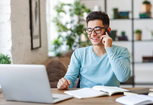 Happy Etnische Man Casual Kleding Glazen Glimlachen Praten Smartphone Terwijl — Stockfoto