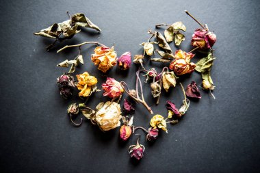 Siyah kurutulmuş güller