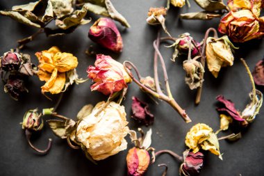 Siyah kurutulmuş güller