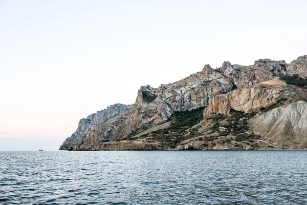 Schiff Meer Der Nähe Der Berge — Stockfoto