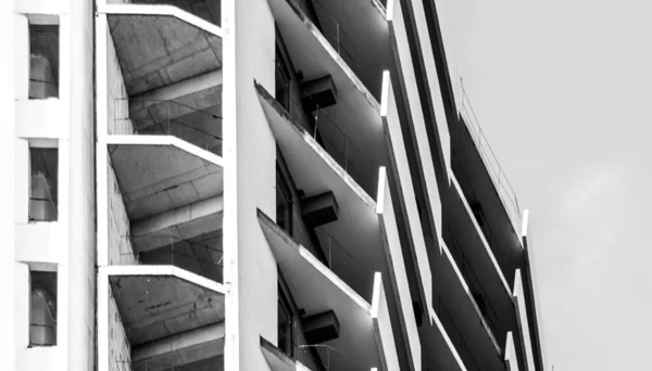 Architectonische Achtergrond Zwart Wit Detail Van Balkons Modern Appartementencomplex Hoog — Stockfoto