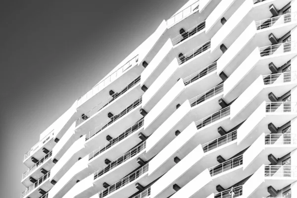Αρχιτεκτονικό Υπόβαθρο Ασπρόμαυρο Λεπτομέρεια Από Μπαλκόνια Στη Σύγχρονη Πολυκατοικία Υψηλή — Φωτογραφία Αρχείου