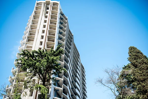 Modern bir binanın geometrisi. Bitmemiş bina.