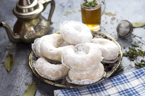 Oryantal Cezayir tatlı kurabiye (kaab el ghazal), çay bardağı ve po