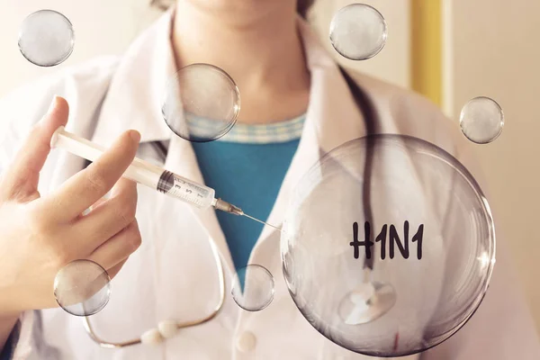 bir şırınga tutan kadın doktor ve bir h1n1 hava kabarcığı enjekte