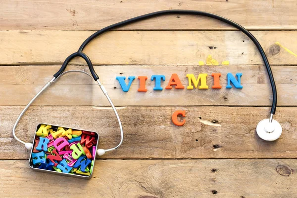 Begreppet Vitamin Hjärtat Stetoskop Och Färgglada Bokstäver Metall Ask — Stockfoto