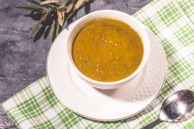 beyaz cam kase ve zeytin ağacı yaprak Arapça gıda, kahverengi mercimek