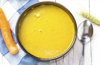 ev yapımı Arapça gıda mercimek kase ve taze havuç