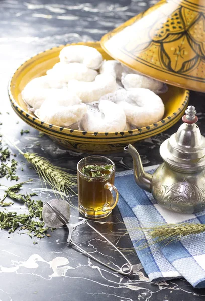 Biscuits Sucrés Orientaux Algériens Kaab Ghazal Tasse Thé Pot Feuilles — Photo