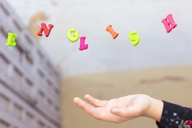 havaya yükselme renkli İngilizce harfleri, öğrenmek İngilizce kavramı