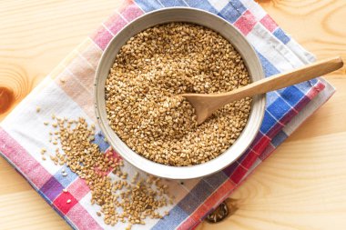 Susam tahta kaşık ve metal gümüş kase