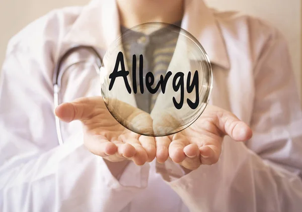 Женщина Врач Держит Прозрачный Пузырь Текстом Аллергии Концепция Аллергии — стоковое фото