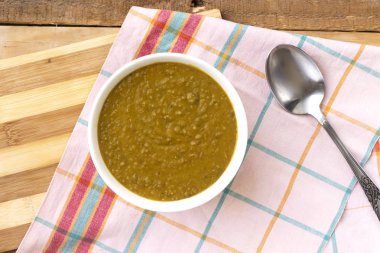 Arapça gıda, kahverengi mercimek beyaz cam kase