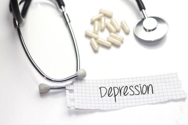 Kağıt ve stetoskop ve beyaz ilaç depresyon metin