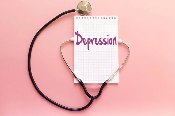Choroba Depresja Koncepcja Pisma Biały Notebook Stetoskop Różowym Tle — Zdjęcie stockowe