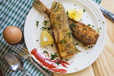 dilim limon ile kızarmış balık